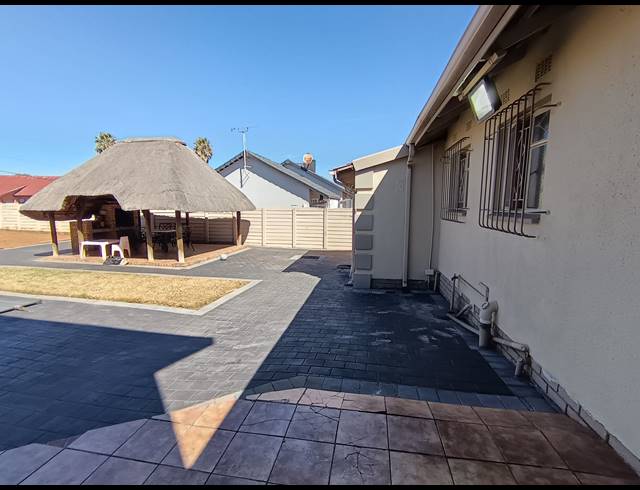 4 BEDROOM FREEHOLD FOR SALE IN BRACKENDOWNS